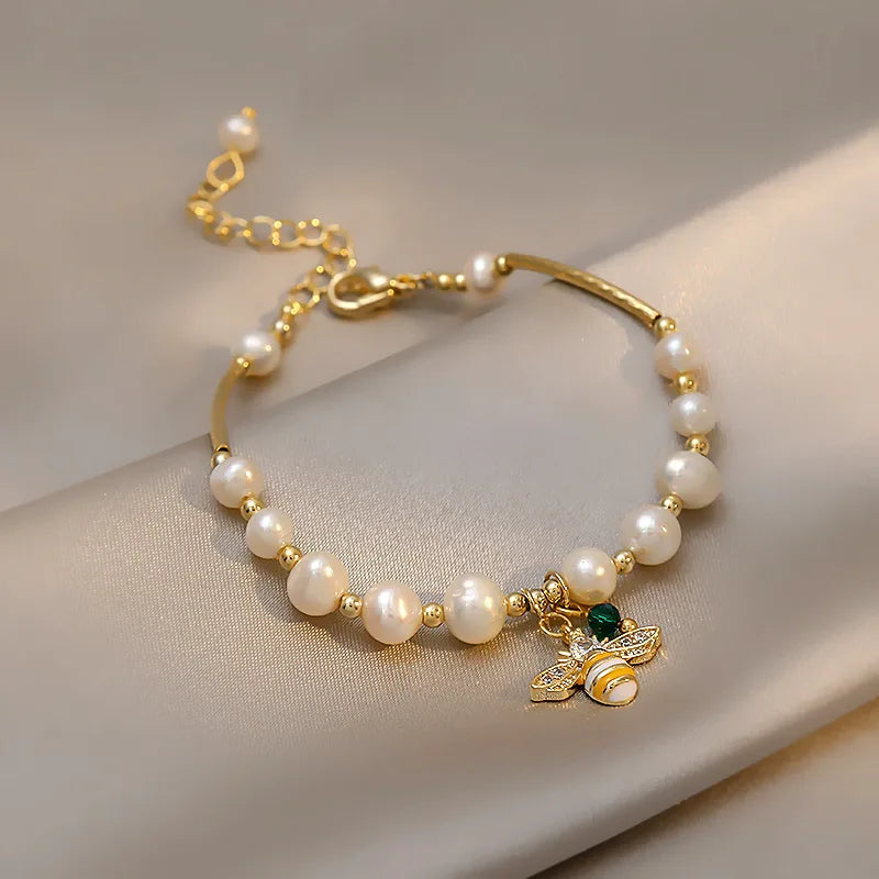 Armband met witte parels en bij