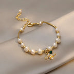 Armband met witte parels en bij