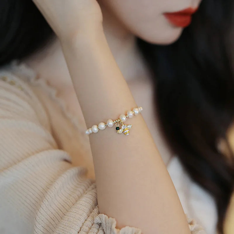 Armband met witte parels en bij
