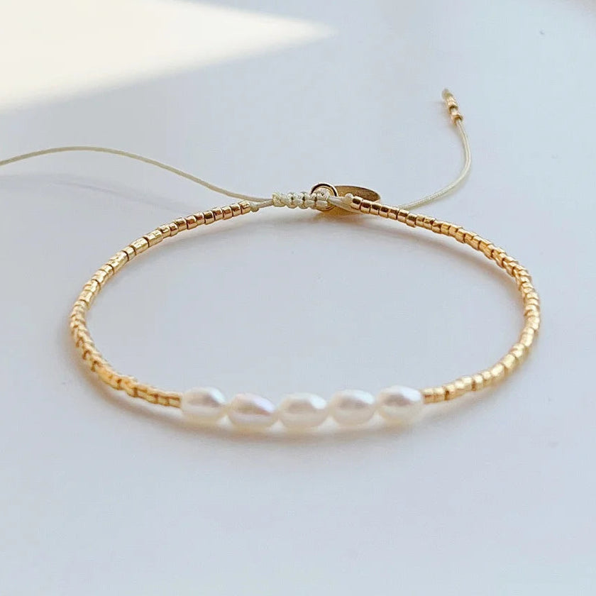 Armband met uitgelijnde zoetwaterparels