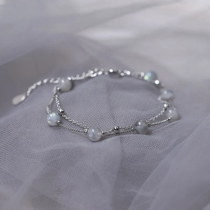 Armband met maansteen kralen met iriserende reflecties