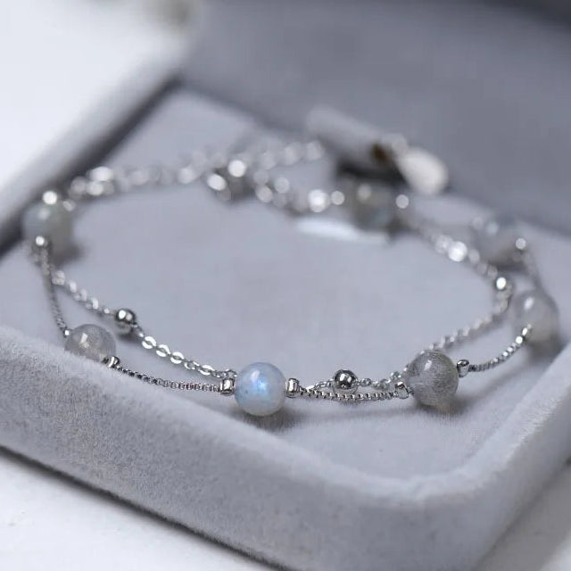 Armband met maansteen kralen met iriserende reflecties