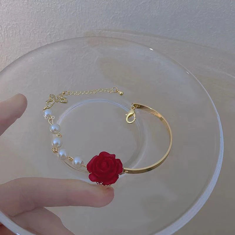 Bracelet avec Perles et Fleur de Rose rouge