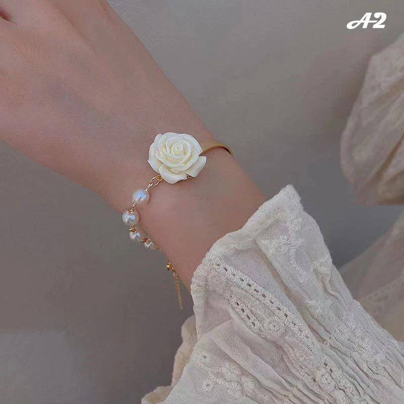 Bracelet avec Perles et Fleur de Rose blanc