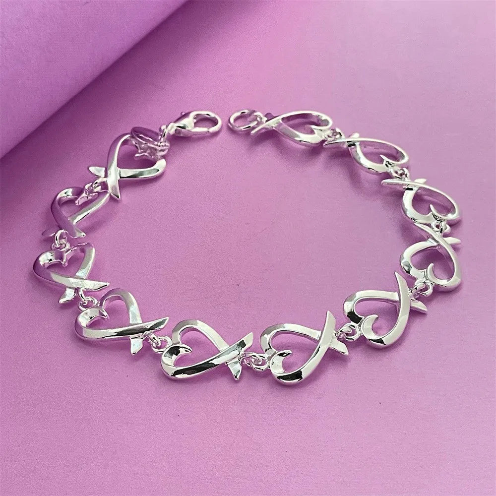 Armband met oneindigheidssymbolen in de vorm van een hart 