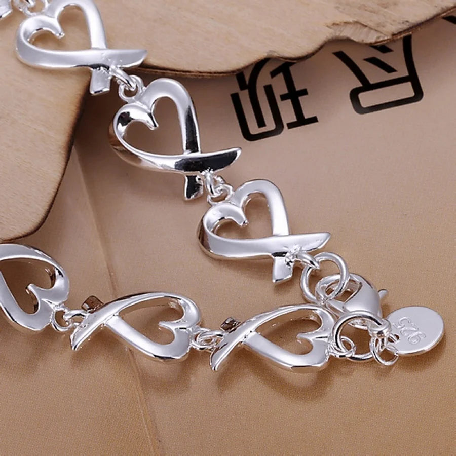 Armband met oneindigheidssymbolen in de vorm van een hart 