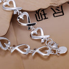 Armband met oneindigheidssymbolen in de vorm van een hart 