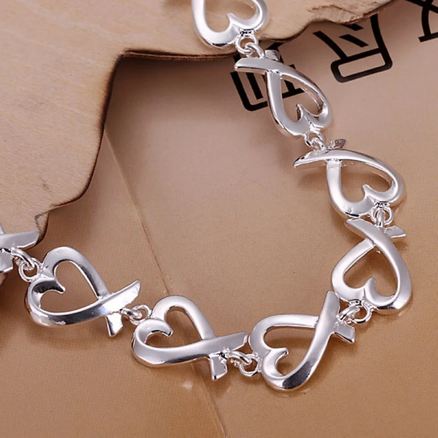 Armband met oneindigheidssymbolen in de vorm van een hart 