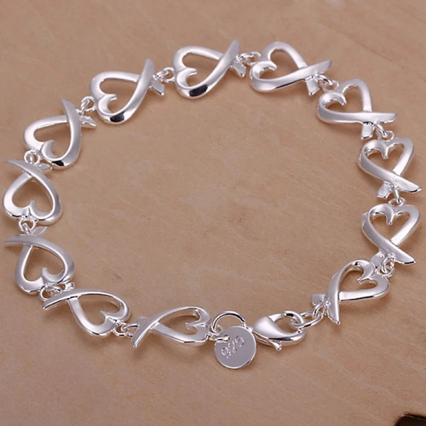 Armband met oneindigheidssymbolen in de vorm van een hart 