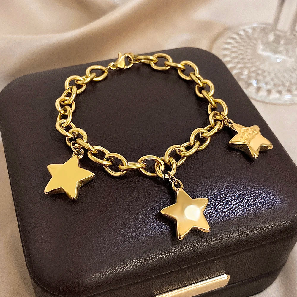 Armband met drie hangende sterren goud