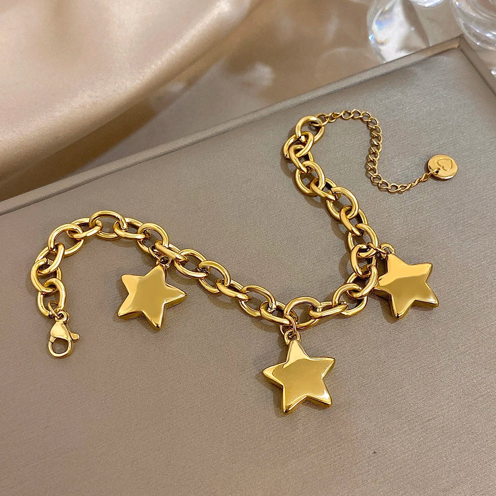 Armband met drie hangende sterren goud