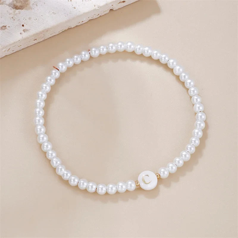 Witte initialen armband c