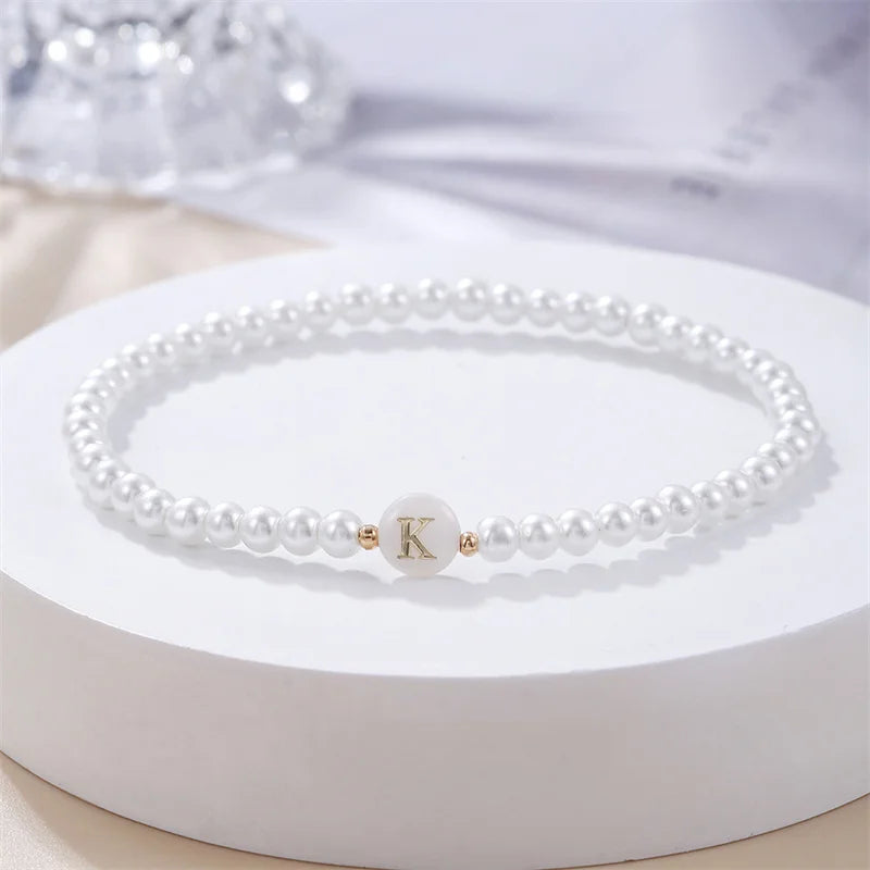 Witte initialen armband k
