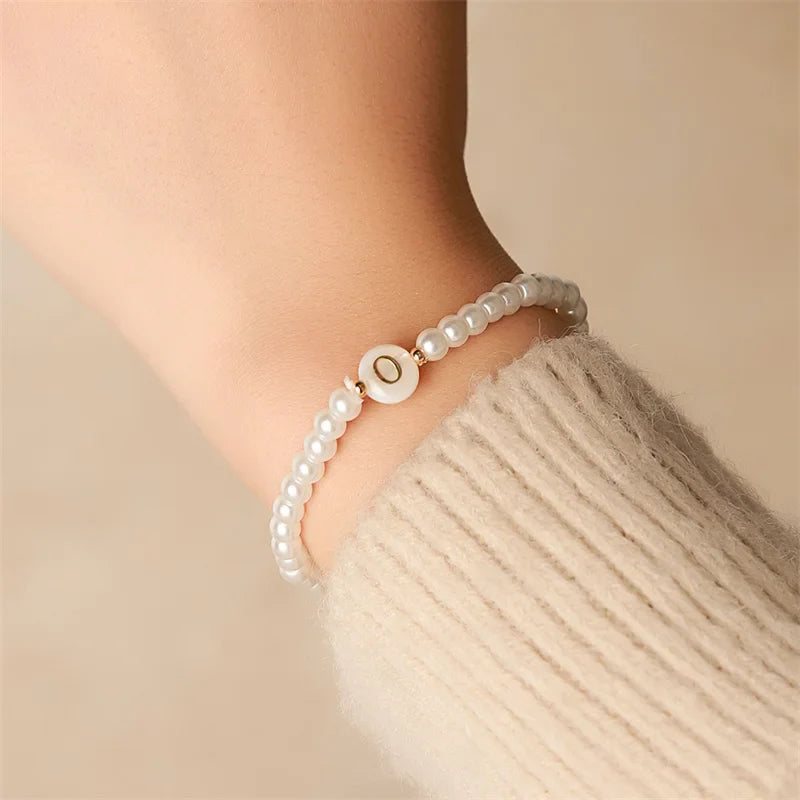 Witte initialen armband o