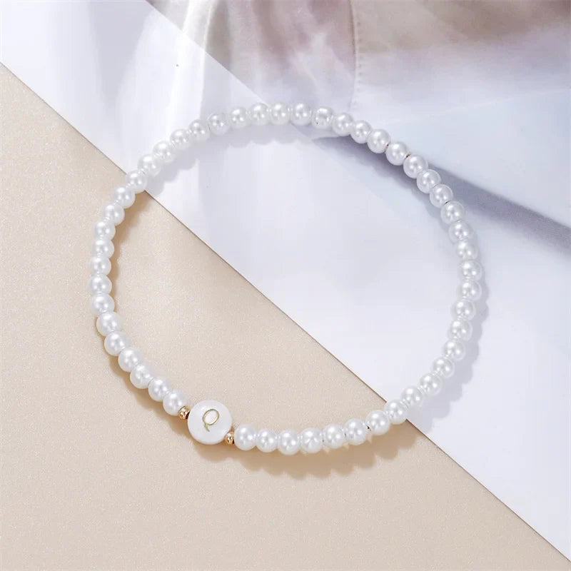 Witte initialen armband q