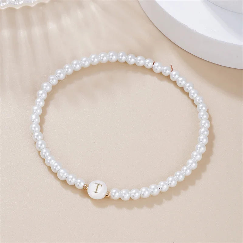 Witte initialen armband t