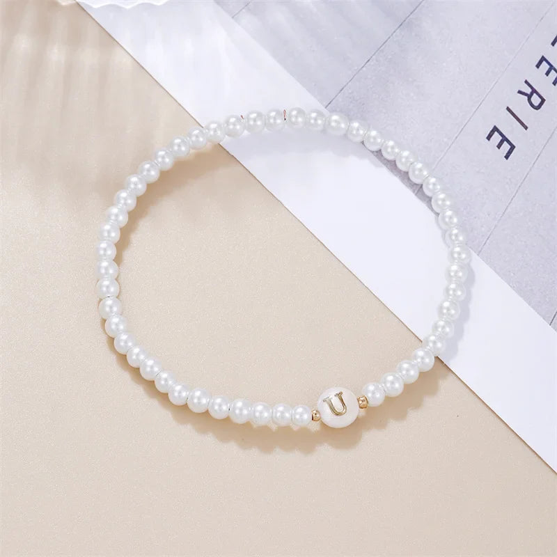 Witte initialen armband u