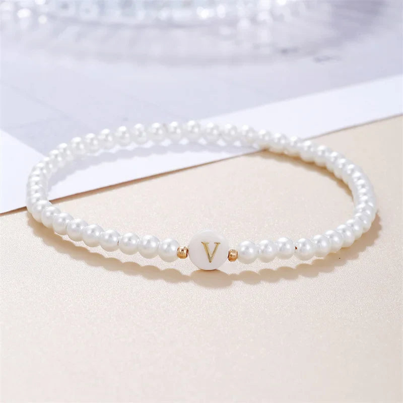 Witte initialen armband v
