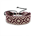 Handgemaakte Braziliaanse armband met geometrische vormen, bordeaux