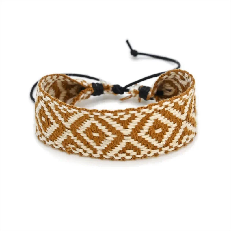 Handgemaakte Braziliaanse armband met geometrische vormen, lichtbruin