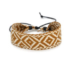 Handgemaakte Braziliaanse armband met geometrische vormen, lichtbruin