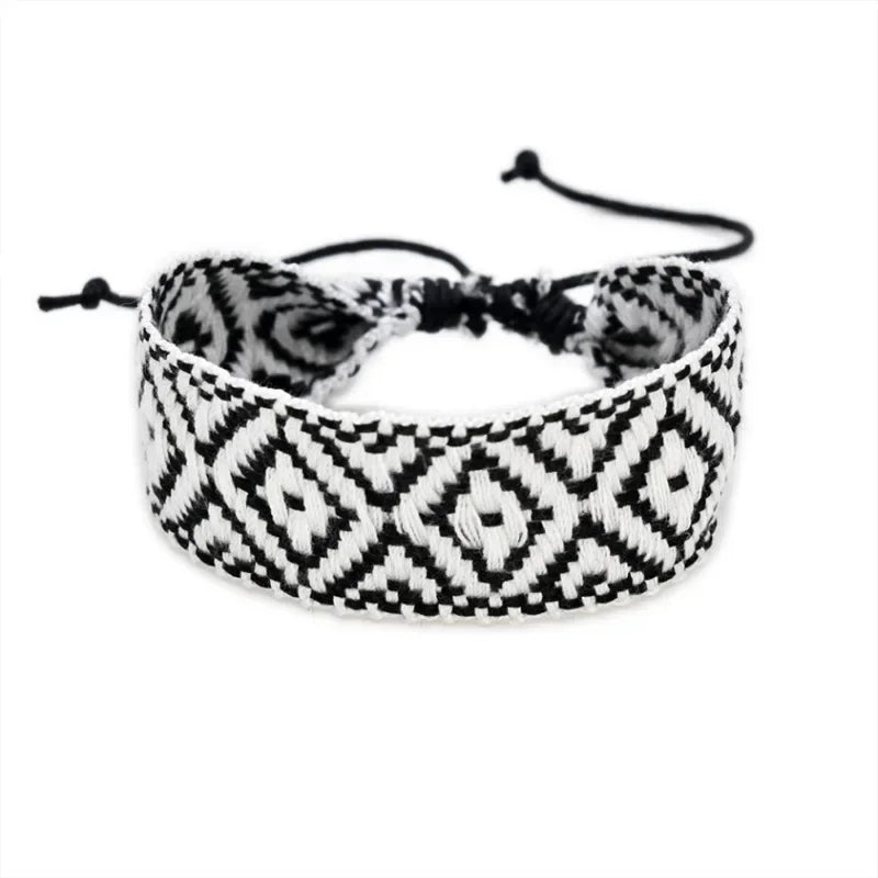 Handgemaakte Braziliaanse armband met geometrische vormen, zwart en wit