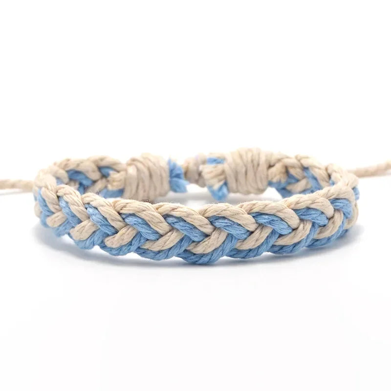 Artisanale Braziliaanse armband in natuurlijke kleuren lichtblauw