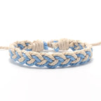 Artisanale Braziliaanse armband in natuurlijke kleuren lichtblauw