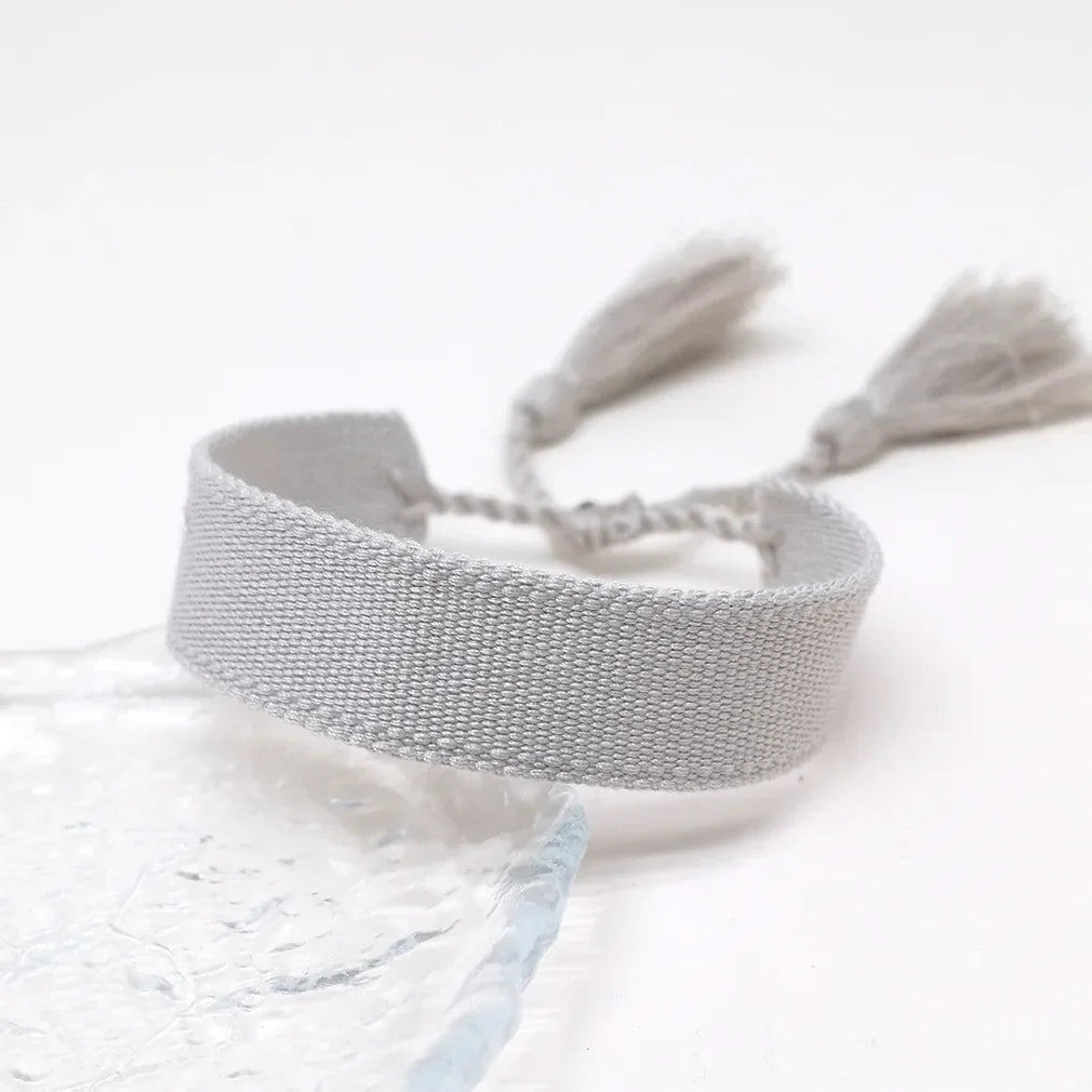 Zachte Pastel Handgemaakte Braziliaanse armband grijs