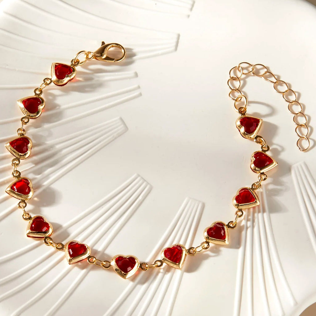 Armband met geëmailleerde hartjes goud en rood