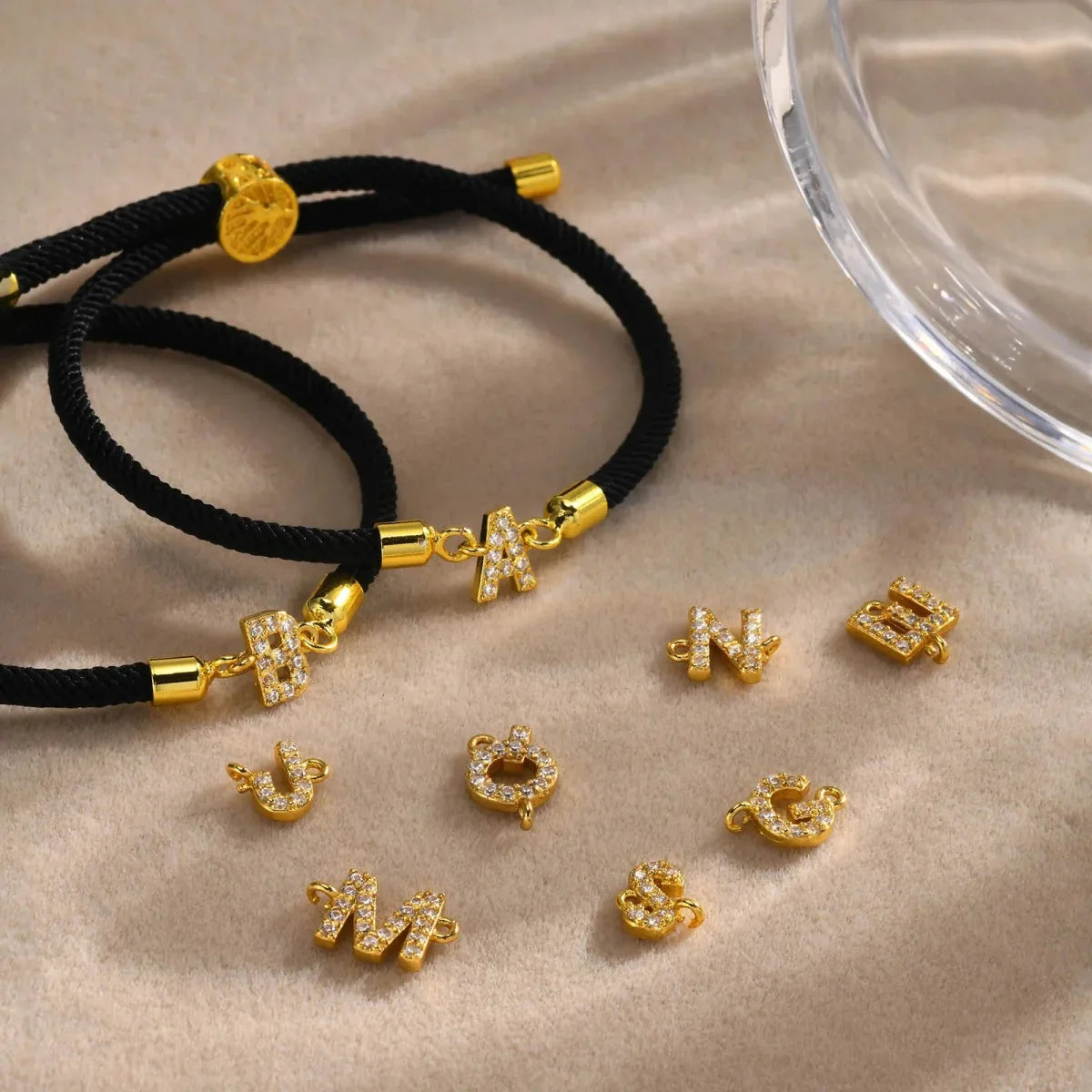 Gekleurde armband met strass-initiaal - letter 