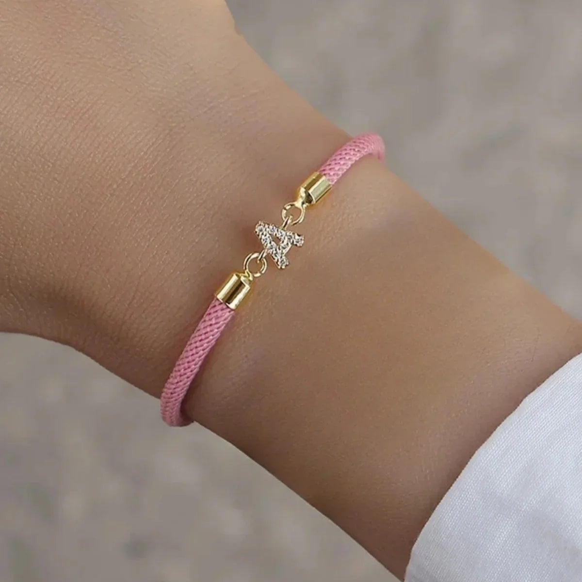 Gekleurde armband met strass-initiaal - letter 