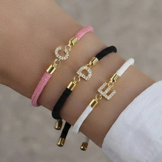 Gekleurde armband met strass-initiaal - letter 