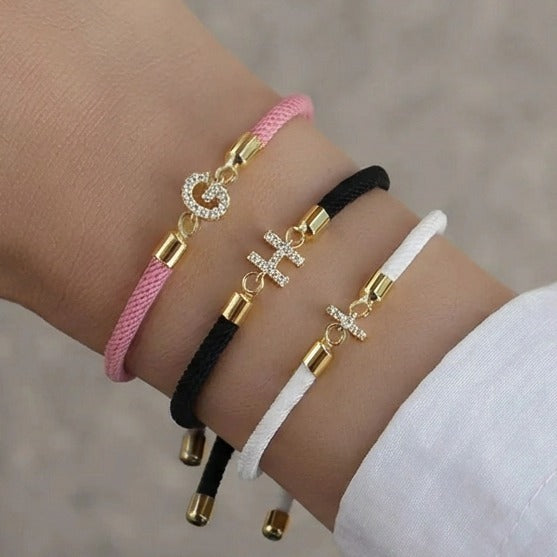 Gekleurde armband met strass-initiaal - letter 