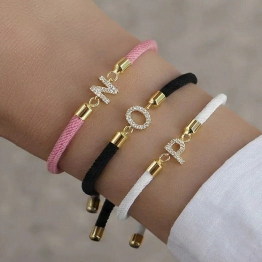 Gekleurde armband met strass-initiaal - letter 