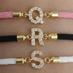 Gekleurde armband met strass-initiaal - letter 