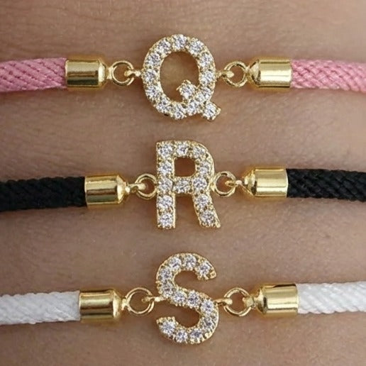 Gekleurde armband met strass-initiaal - letter 