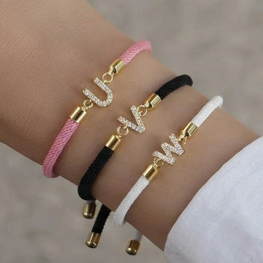 Gekleurde armband met strass-initiaal - letter 