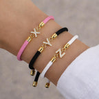 Gekleurde armband met strass-initiaal - letter 