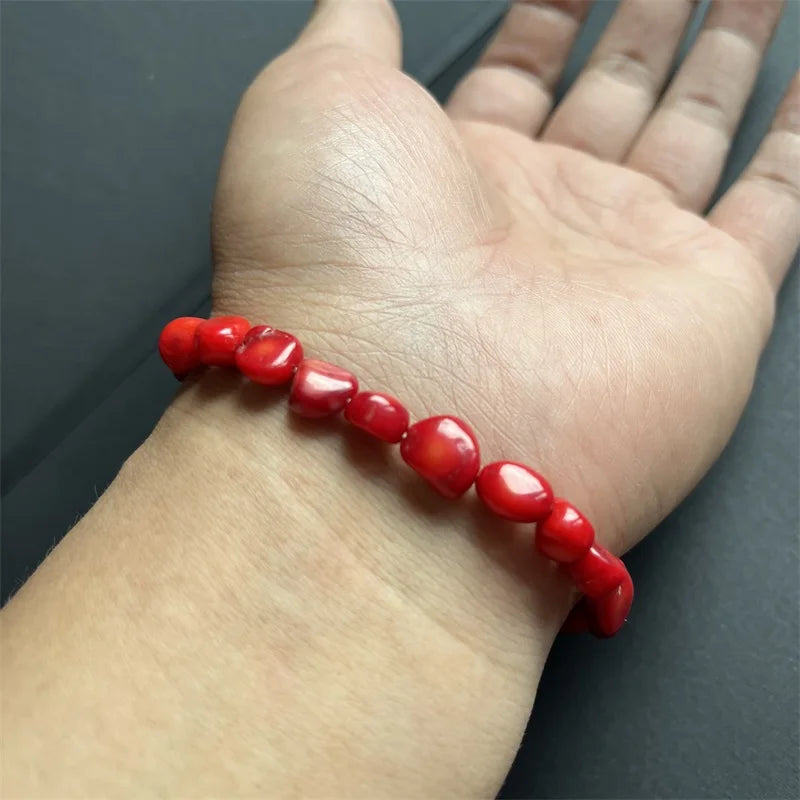 Armband van rood koraal in kiezelvorm