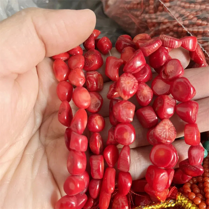 Armband van rood koraal in kiezelvorm
