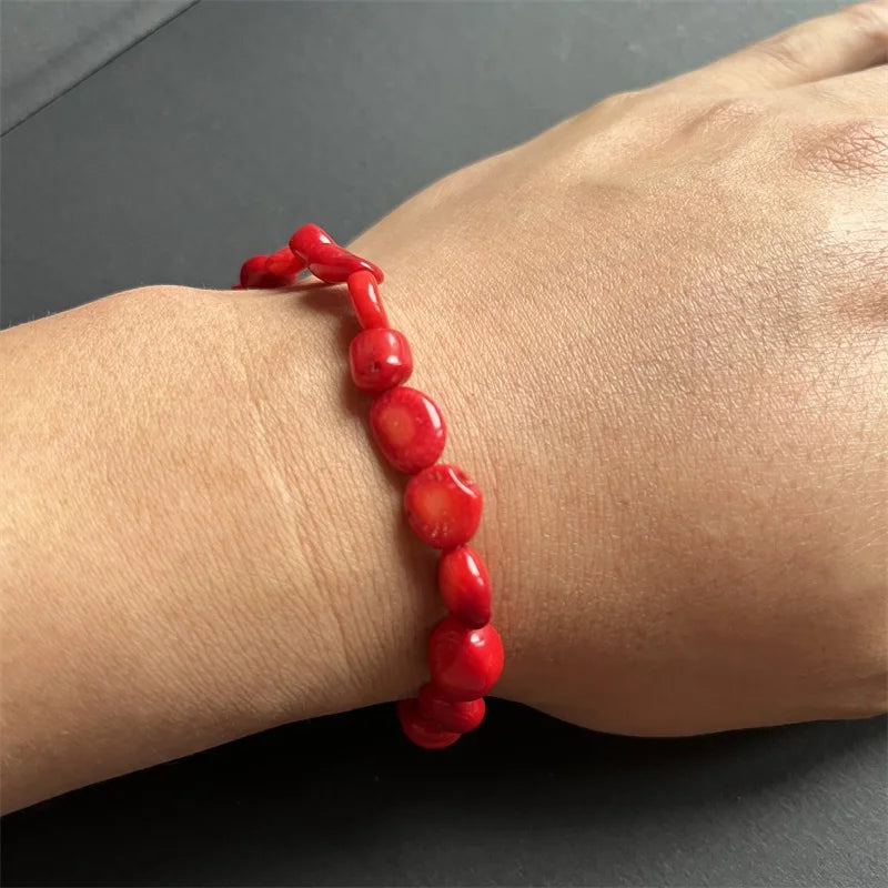 Armband van rood koraal in kiezelvorm