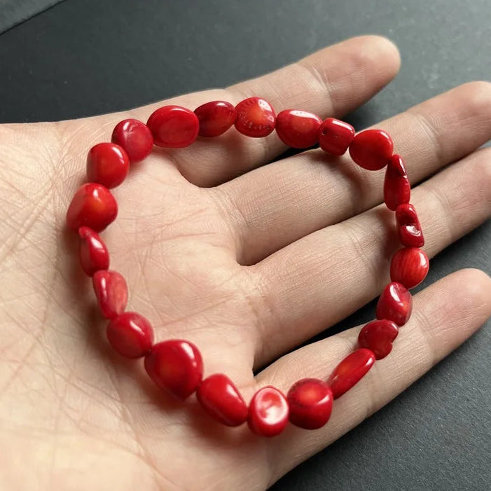 Armband van rood koraal in kiezelvorm