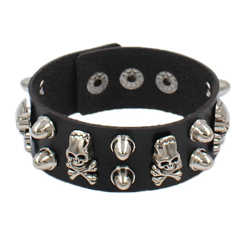 Leren armband versierd met schedels en spikes