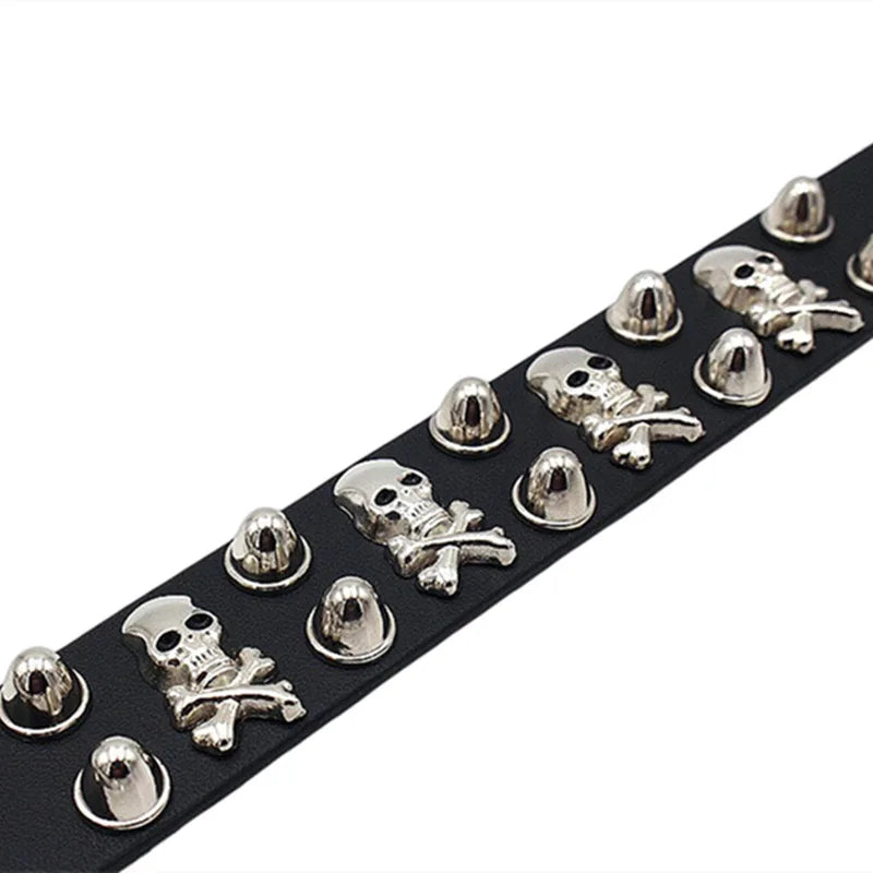 Leren armband versierd met schedels en spikes