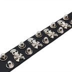 Leren armband versierd met schedels en spikes