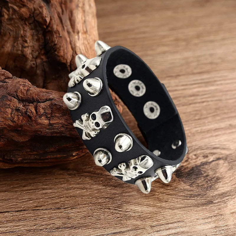 Leren armband versierd met schedels en spikes