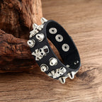 Leren armband versierd met schedels en spikes