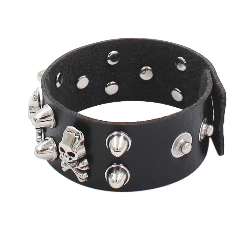 Leren armband versierd met schedels en spikes