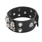 Leren armband versierd met schedels en spikes